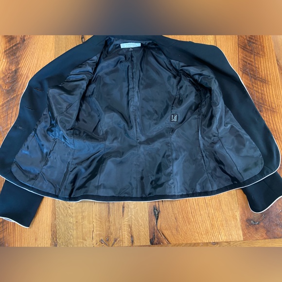 Tahari Arthur S. Levine Black Blazer with Ivory Piping, Front Pockets, Size 6 - Picture 4 of 10